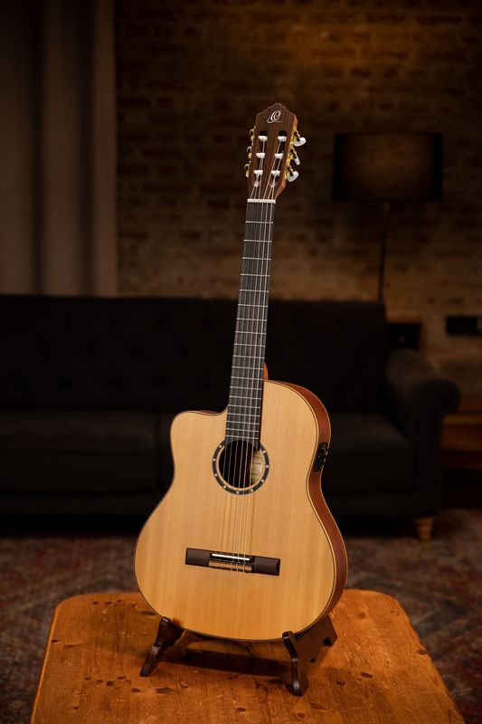 Ortega RCE131SN-L Klassisk gitar 4/4 Size, med mik, Slim neck, Left