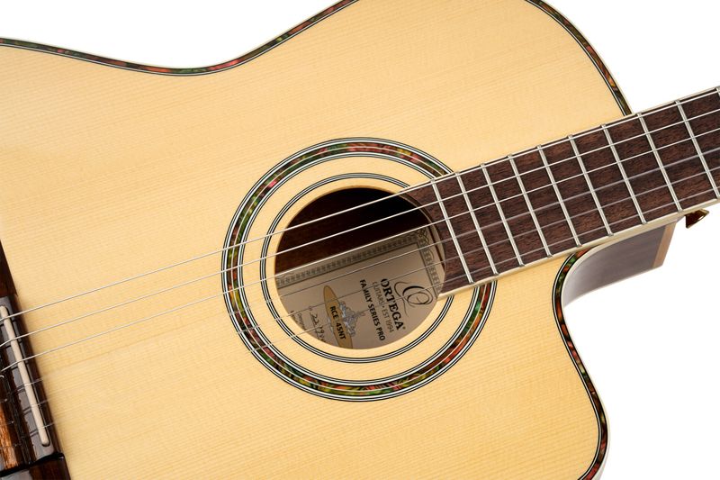 Ortega RCE145NT Klassisk gitar 4/4 Size, med mik, Thin, Gloss Natural