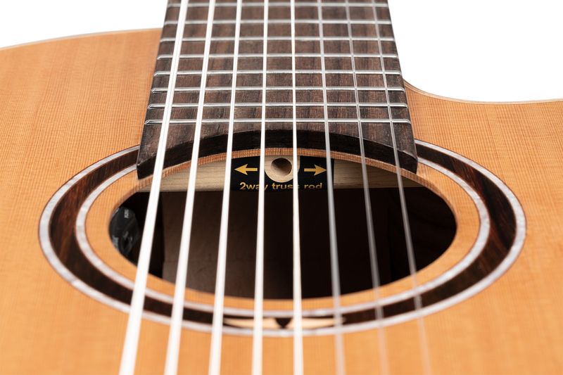 Ortega RCE159RW-8 Klassisk gitar 8-strängad, med mik.