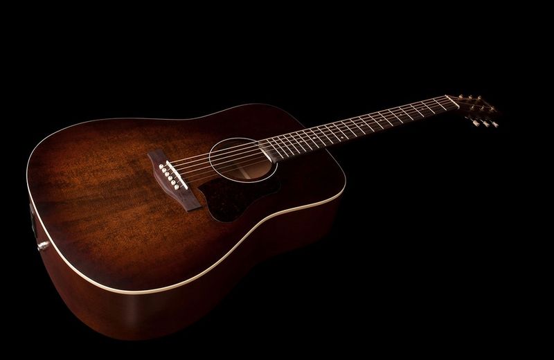 Art & Lutherie Americana Bourbon Burst