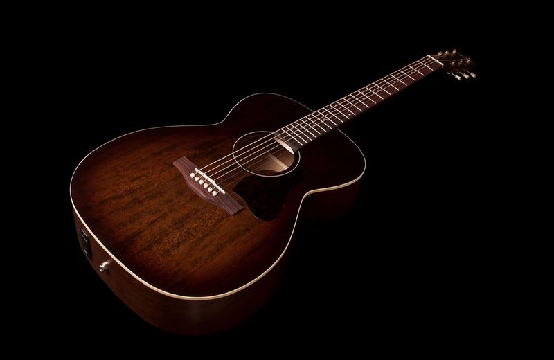 Art & Lutherie Legacy Bourbon Burst